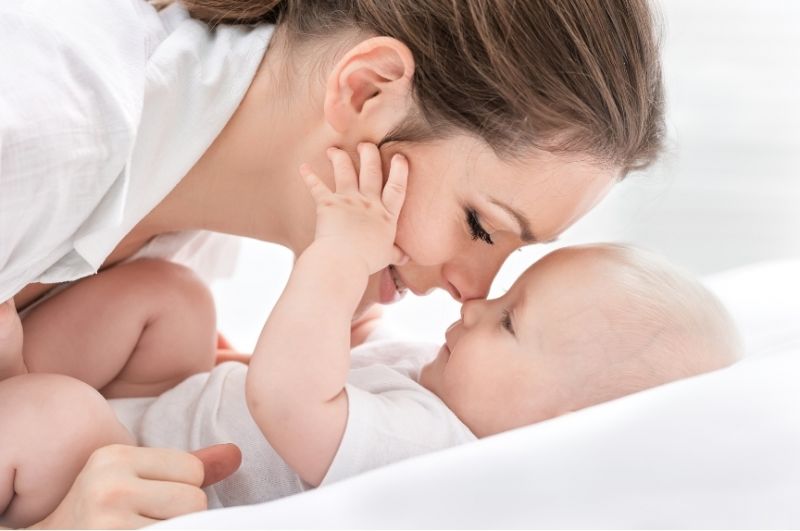 Babymassage und -yoga